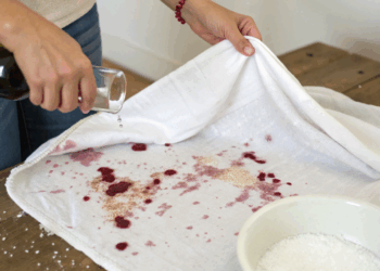 Para não arruinar roupas, veja como remover manchas de vinho rápido com ingredientes da sua cozinha