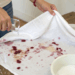 Para não arruinar roupas, veja como remover manchas de vinho rápido com ingredientes da sua cozinha