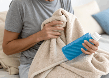 Dor de cabeça no fim do dia pode sumir com um truque simples usando apenas uma toalha