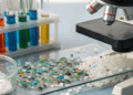 Luvas de laboratório podem inflar dados sobre microplásticos, alertam cientistas