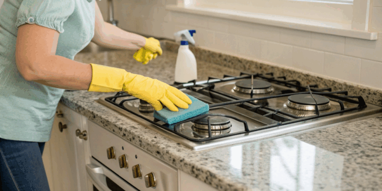 Para manter a cozinha livre de manchas, saiba como usar receitinha caseira de desengordurante natural