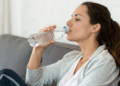O erro que você comete ao beber água que não hidrata seu corpo de verdade