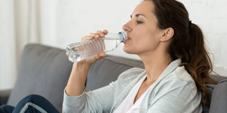 O erro que você comete ao beber água que não hidrata seu corpo de verdade