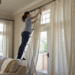Como limpar suas cortinas sem tirar do suporte e evitar danos e mau cheiro no tecido