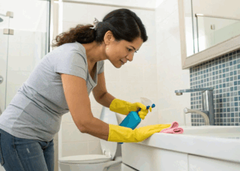 Banheiro sujo nunca mais: a receitinha caseira que vai deixar tudo brilhando e sem mau cheiro