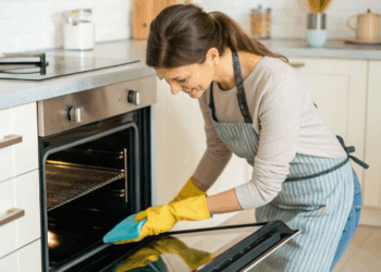 Para manter seu forno elétrico eficiente e sem gordura, saiba como limpar sem danificar