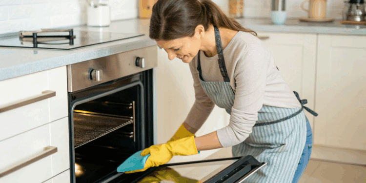 Para manter seu forno elétrico eficiente e sem gordura, saiba como limpar sem danificar