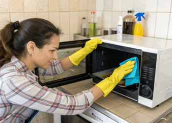 Você limpa o micro-ondas, mas o cheiro ruim ao usar sempre volta por este motivo