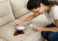 Derramou café no sofá? Usar os ingredientes errados na hora da limpeza pode piorar tudo