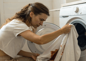 Você lava as roupas, mas elas saem manchadas? O erro pode estar na sua máquina