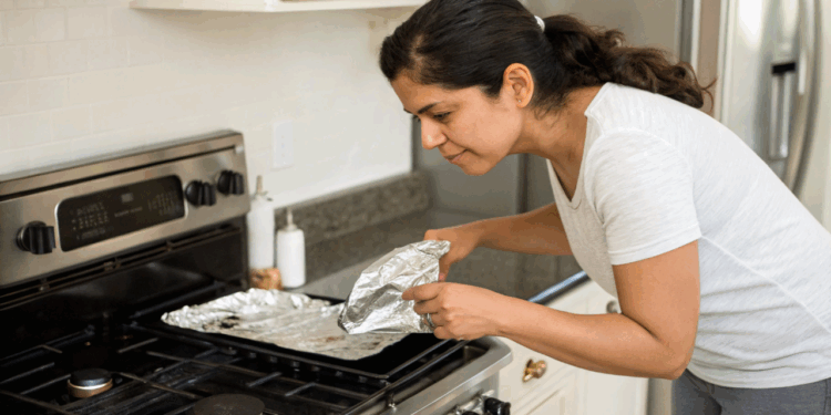 Como limpar grades de fogão engorduradas usando apenas um truque caseiro com papel alumínio e vinagre