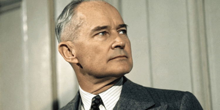 Napoleon Hill, escritor de desenvolvimento pessoal e estrategista: “O ponto de partida de toda conquista é o desejo.”