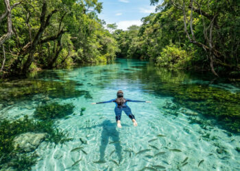 A cidade de águas cristalinas onde a visibilidade chega a 30 metros e a natureza parece um aquário a céu aberto