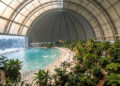 360 metros de hangar e zero grau lá fora: o paraíso do tamanho de uma Torre Eiffel que esconde uma praia tropical ao lado da neve