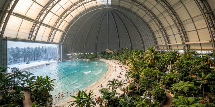 360 metros de hangar e zero grau lá fora: o paraíso do tamanho de uma Torre Eiffel que esconde uma praia tropical ao lado da neve