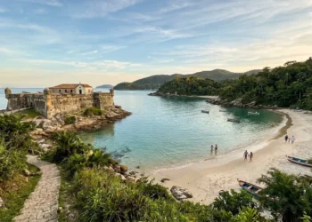 Muralhas de 1740 e mar sem ondas: a praia de Florianópolis que guarda um forte candidato a Patrimônio Mundial