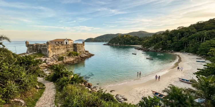 Muralhas de 1740 e mar sem ondas: a praia de Florianópolis que guarda um forte candidato a Patrimônio Mundial