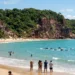 Golfinhos nadam a poucos metros da areia: a praia brasileira que figura entre as 10 melhores do mundo