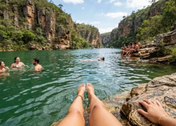 1.440 km quadrados de água verde-esmeralda entre cânions de 20 metros: o mar secreto de Minas Gerais