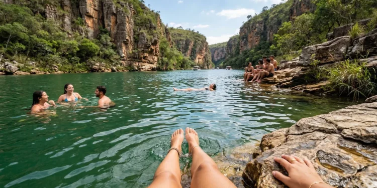 1.440 km quadrados de água verde-esmeralda entre cânions de 20 metros: o mar secreto de Minas Gerais