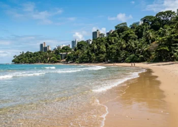 A cidade onde o sol nasce primeiro respira verde com muitas árvores e praias de mar transparente