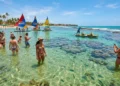 10 vezes eleita a melhor praia do Brasil: essa vila nordestina tem águas tão transparentes que parecem uma piscina natural