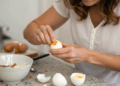 O segredo dos chefs para os ovos cozidos descascarem facilmente sem quebrar