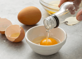 Como separar gema e clara em segundos sem colheres usando uma garrafa