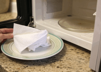 Cheiro de pipoca ou peixe no micro-ondas? Truque com papel toalha que remove em 3 minutos