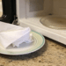 Cheiro de pipoca ou peixe no micro-ondas? Truque com papel toalha que remove em 3 minutos