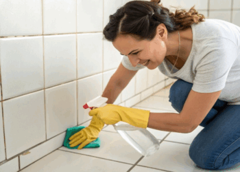 Esse ingrediente da sua cozinha remove gordura do azulejo sem precisar esfregar