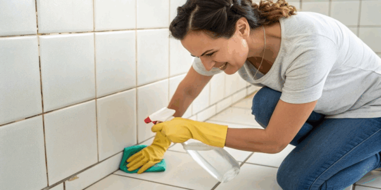 Esse ingrediente da sua cozinha remove gordura do azulejo sem precisar esfregar