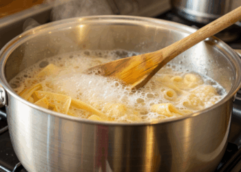 O truque da colher de madeira na panela que evita a água do macarrão derramar