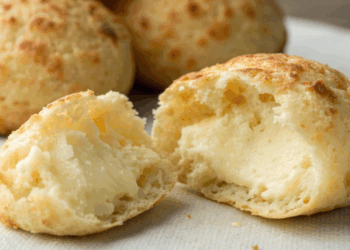 Pão de queijo com massa de mandioca é perfeito para fazer em seu café da tarde em minutos