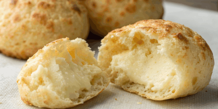 Pão de queijo com massa de mandioca é perfeito para fazer em seu café da tarde em minutos