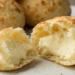 Pão de queijo com massa de mandioca é perfeito para fazer em seu café da tarde em minutos