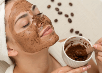 Máscara facial caseira com café que reduz suas olheiras em 10 minutos