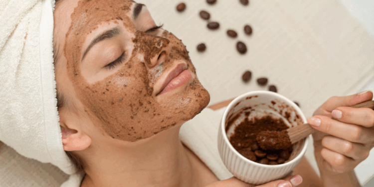 Máscara facial caseira com café que reduz suas olheiras em 10 minutos