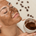 Máscara facial caseira com café que reduz suas olheiras em 10 minutos
