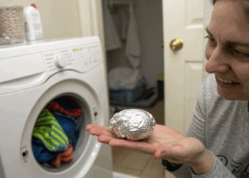 Por que colocar uma bola de papel alumínio na máquina de lavar pode ajudar suas roupas