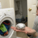 Por que colocar uma bola de papel alumínio na máquina de lavar pode ajudar suas roupas