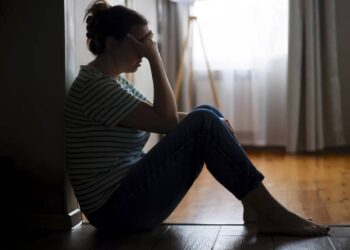 A psicologia de quem aprendeu a se acolher sozinho diante do silêncio emocional familiar e da falta de suporte real