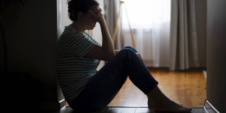 A psicologia de quem aprendeu a se acolher sozinho diante do silêncio emocional familiar e da falta de suporte real