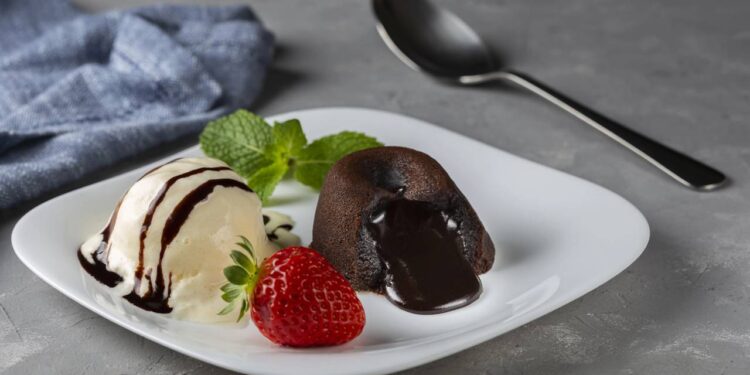 Sorvete e chocolate: a combinação que transforma qualquer petit gateau digno de um chef gourmet