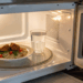 Como um simples copo de água no micro-ondas evita que sua comida fique ressecada e fria