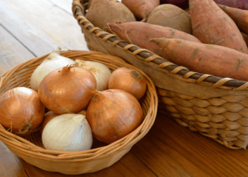 Por que nunca guardar batatas com cebolas pode evitar desperdício na cozinha, segundo especialistas