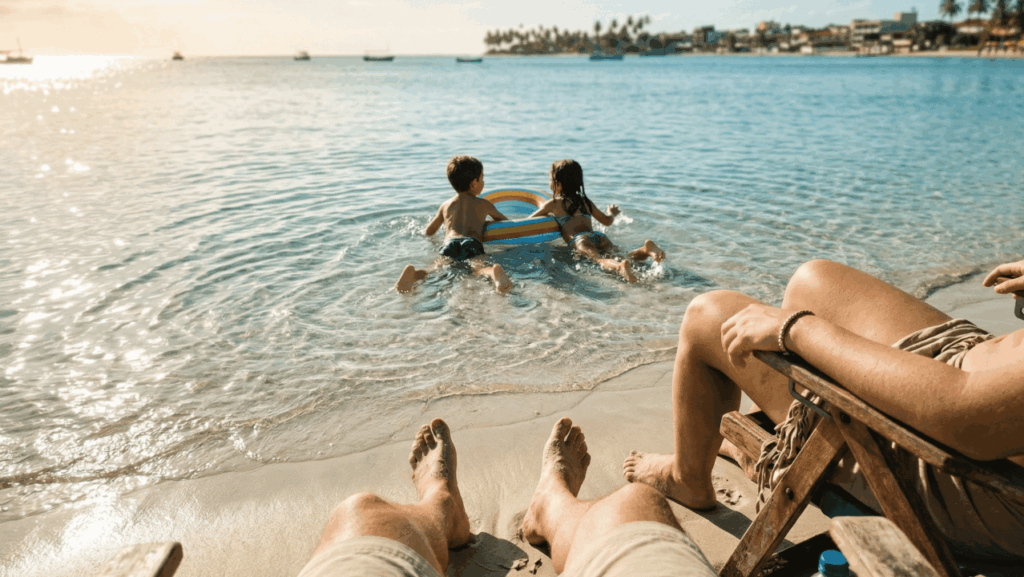 Mar calmo, faixa de areia sem lama e vento fresco no fim da tarde: a praia do Nordeste que atrai famílias cansadas de destinos com água agitada e muvuca