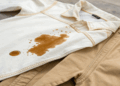 Mancha de café na roupa? O ingrediente da sua cozinha que remove em minutos