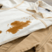 Mancha de café na roupa? O ingrediente da sua cozinha que remove em minutos