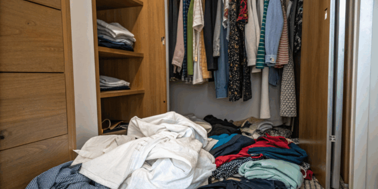 Você passa a roupa e ela amassa no armário? Veja o erro comum que você pode estar cometendo